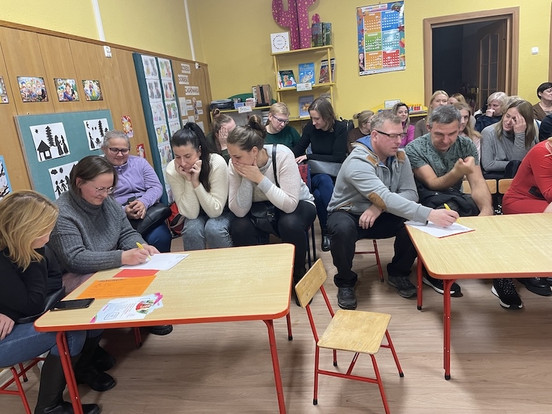 Rodzice, nauczyciele, opiekunowie dzieci, w trakcie mini warsztatów dotyczących umiejętności dzieci w wieku od 3 do 6 roku życia.