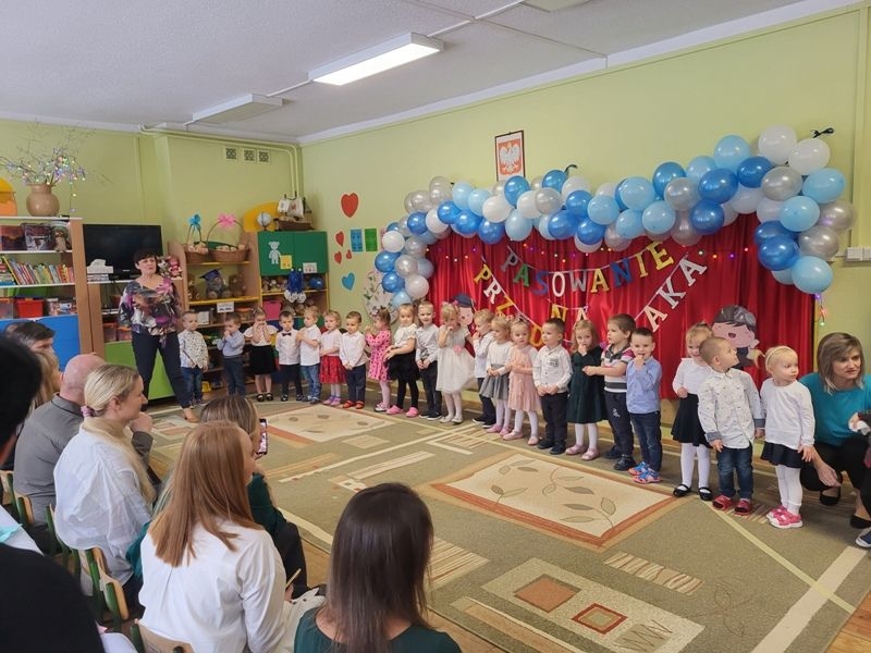 dzieci występują przed zgromadzoną publicznością.