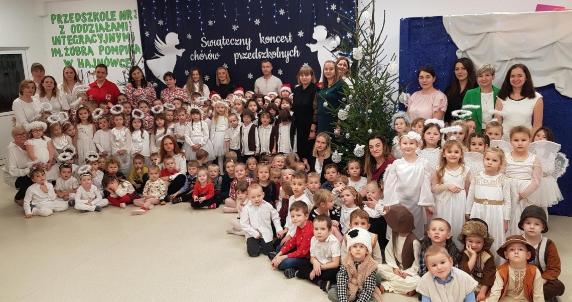 zdjęcie grupowe wszystkich chórów z opiekunkami
