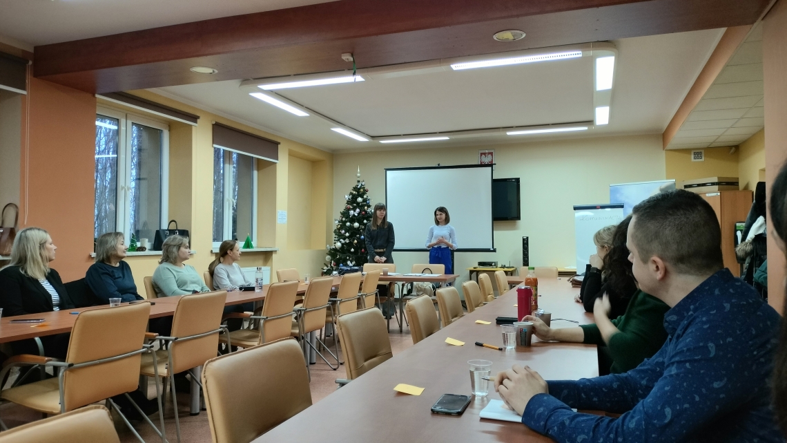 uczestnicy oraz trenerka w sali konferencyjnej podczas szkolenia