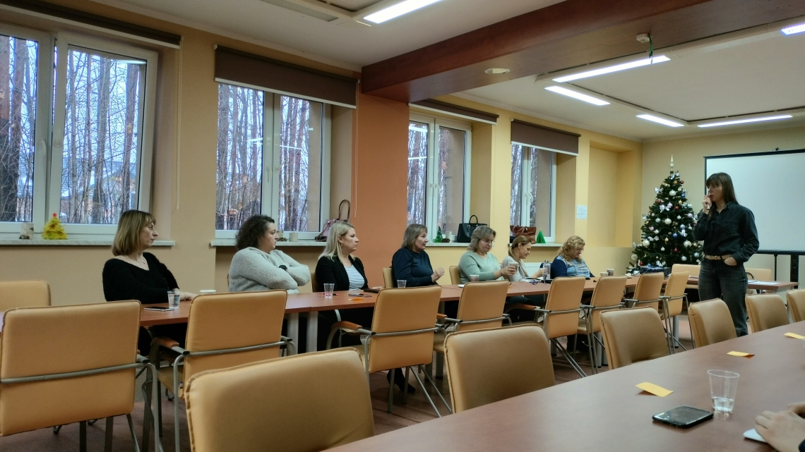 uczestnicy oraz trenerka w sali konferencyjnej podczas szkolenia