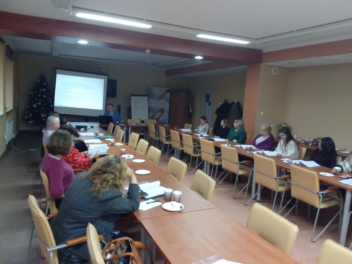 uczestnicy oraz trenerka w sali konferencyjnej podczas szkolenia