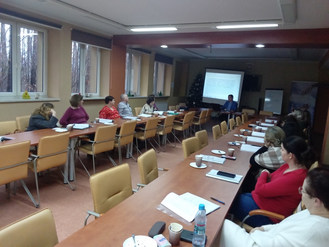 uczestnicy oraz trener w sali konferencyjnej podczas szkolenia