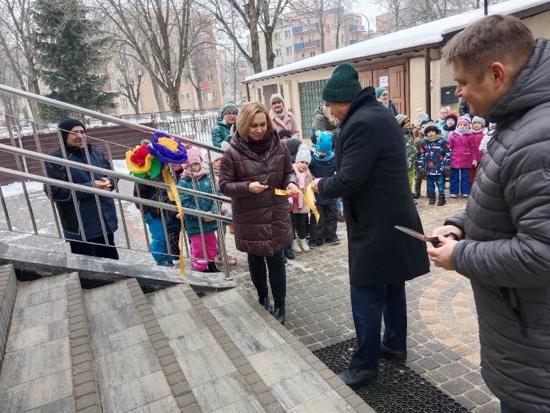 trzy osoby przecinają wstegę