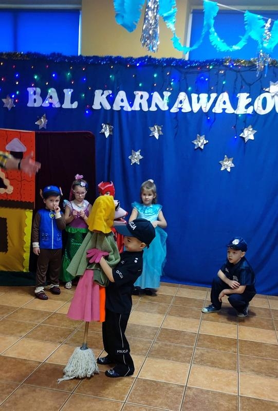 dzieci na balu