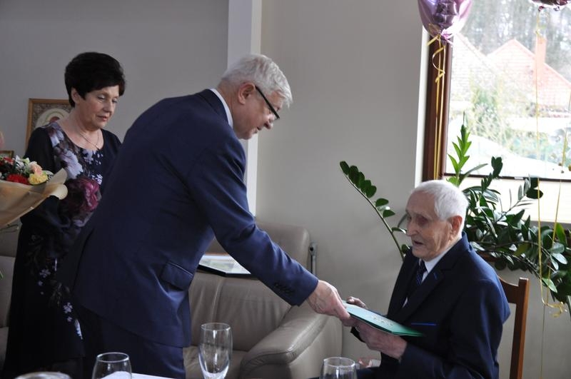 burmistrz wręcza jubilatowi dyplomy