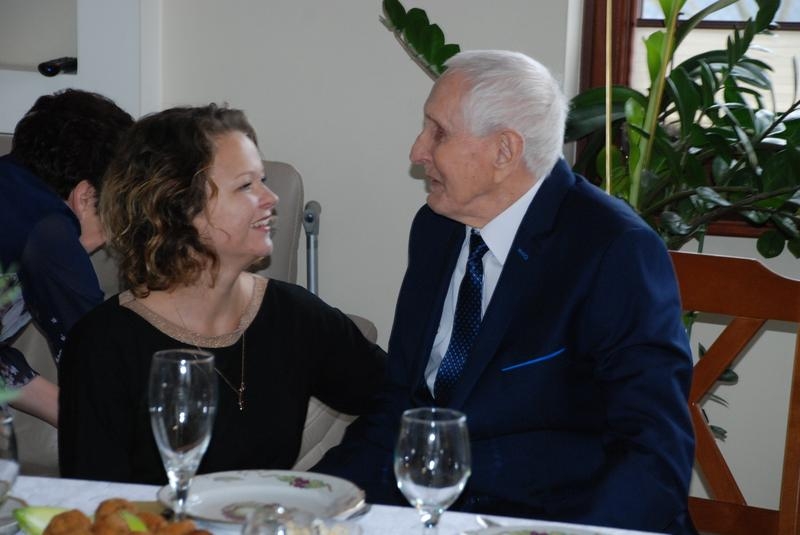 prezes koła PZN w Hajnówce z jubilatem, fot. Łukasz Ostaszewski