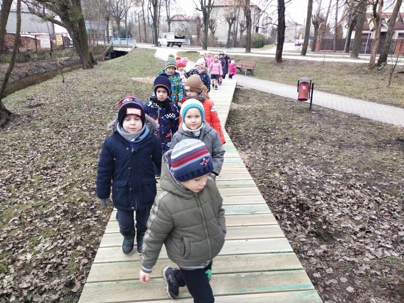 dzieci na kładce dydaktycznej