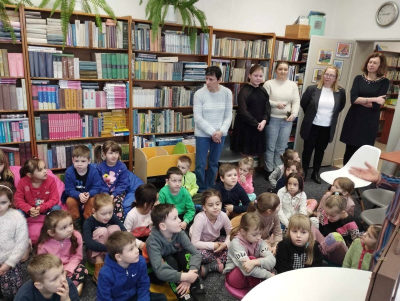 dzieci w sali biblitecznej