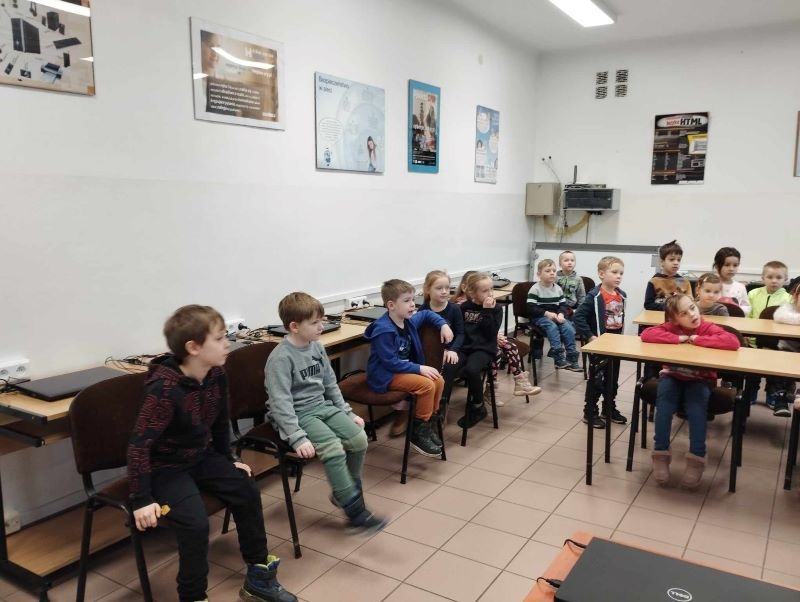dzieci uczestniczą w zajęciach