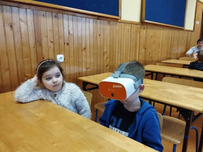 na głowach mają gogle VR