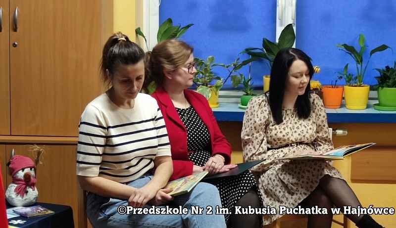 Trzy kobiety. Jedna czyta