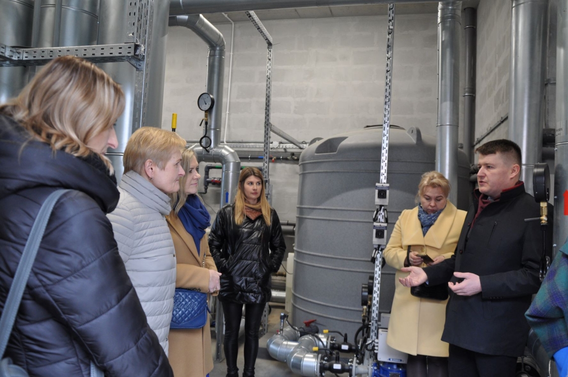 uczestnicy wydarzenia podczas oglądania wnętrza kotłowni