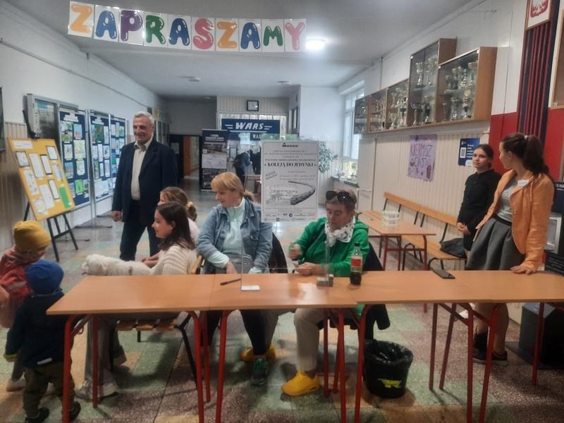 nauczyciele i młodzież z SP1 zapraszają na wystawę