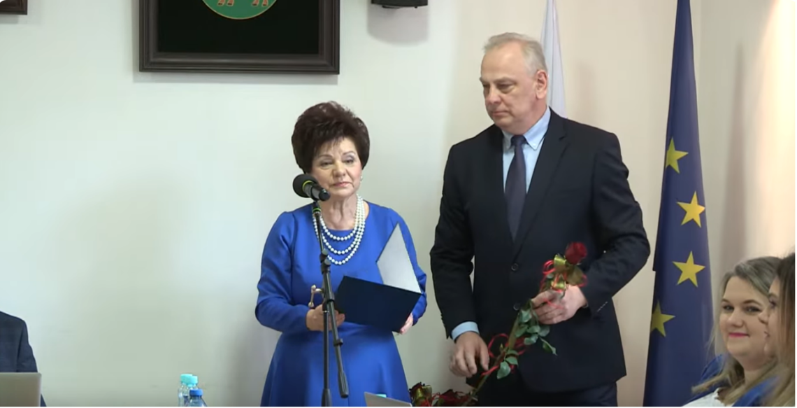 kobieta trzyma teczkę, mężczyzna czerwoną różę