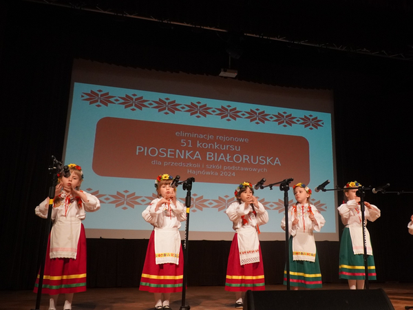 dzieci w strojach białoruskich wystepują na scenie