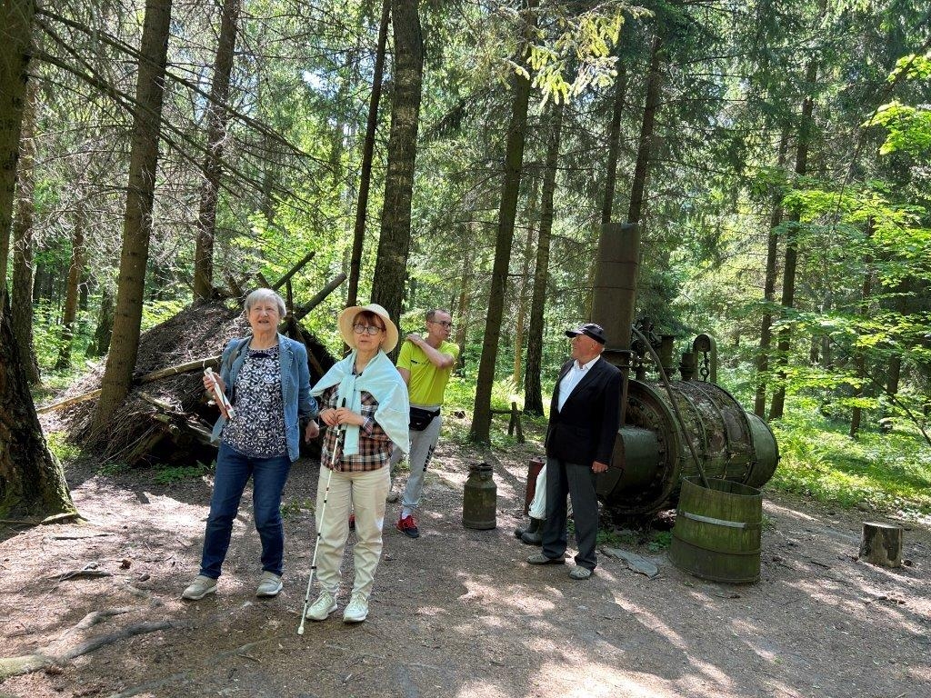 członkowie koła w lesie