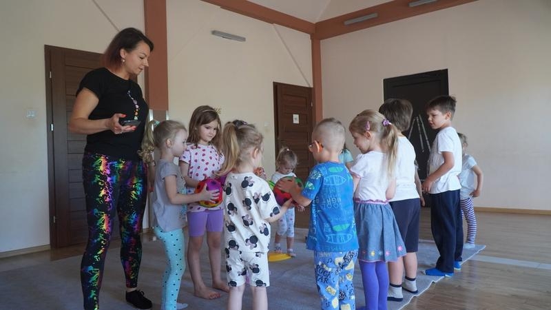 dzieci uczestniczące w zabawach z okazji Dnia Kosmosu.