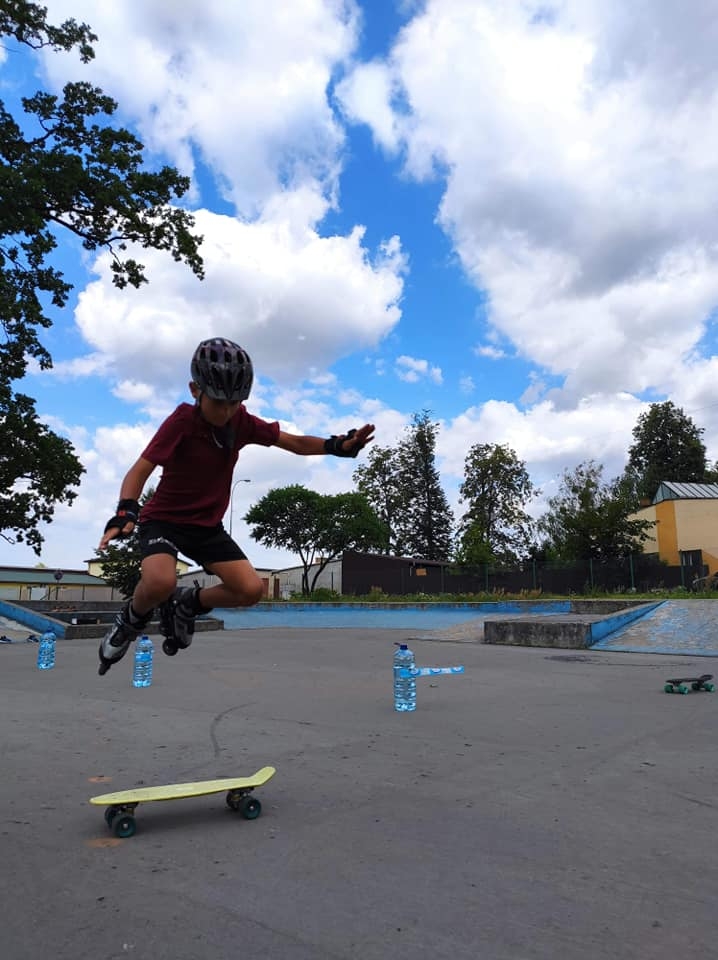 dziecko jeździ na deskorolce na skateparku
