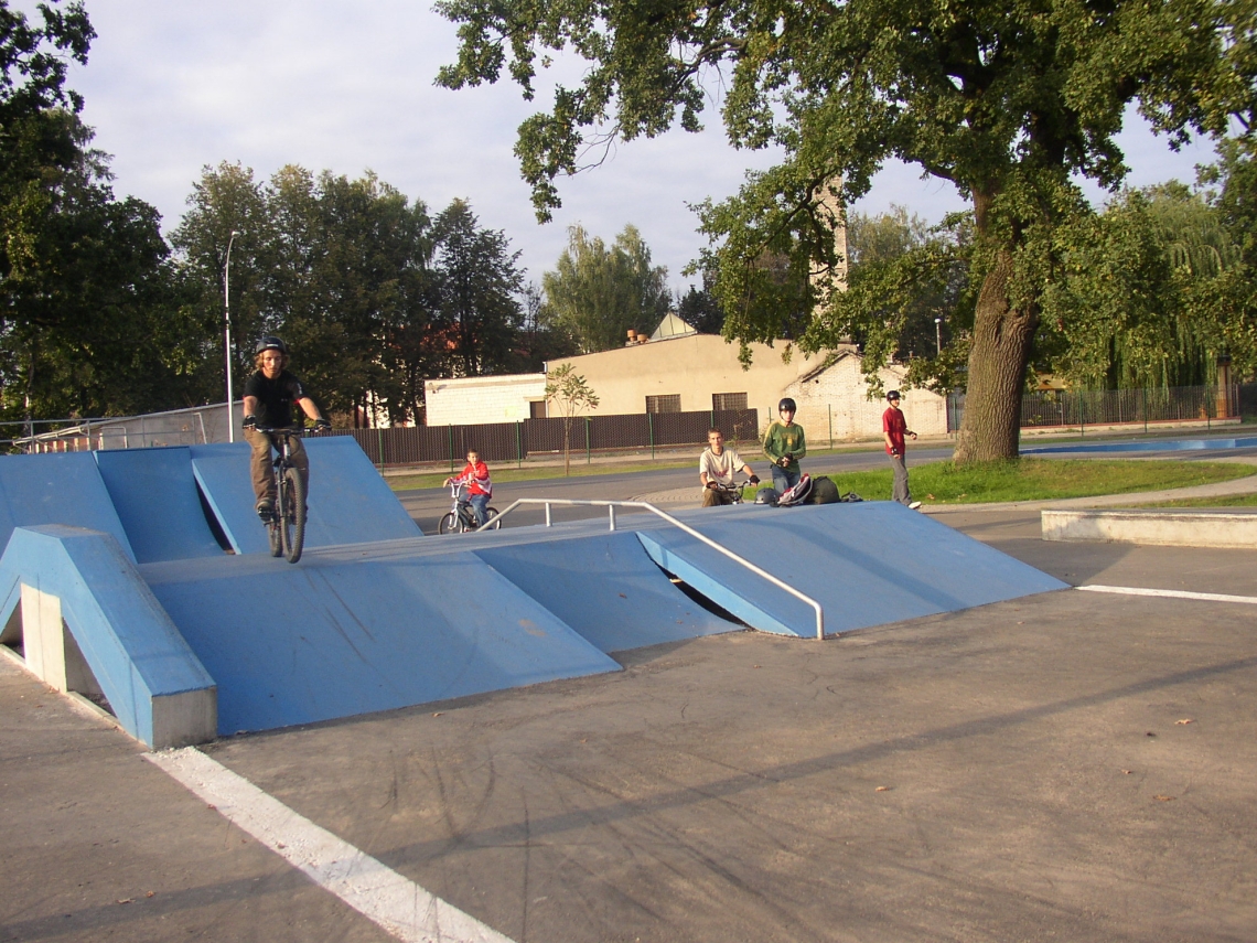 na skateparku
