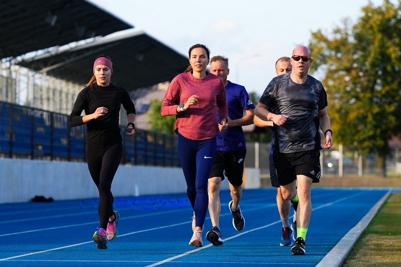 lekkoatleci na bieznil