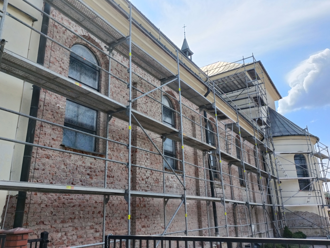 zdjęcie budynku kościoła w trakcie renowacji