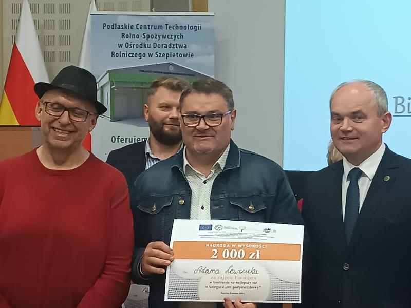 mężczyzna trzyma dyplom