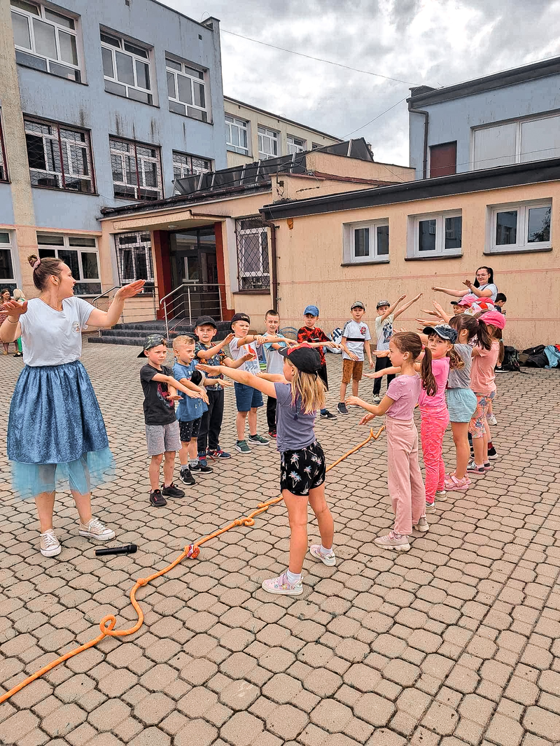 zabawy na placu szkolnym