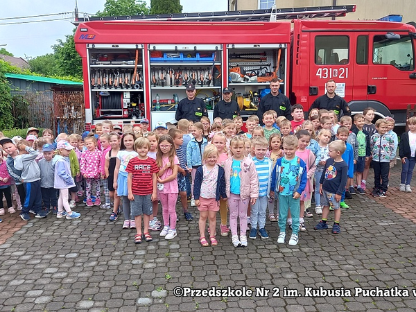 duża grupa dzieci przy wozie strażackim
