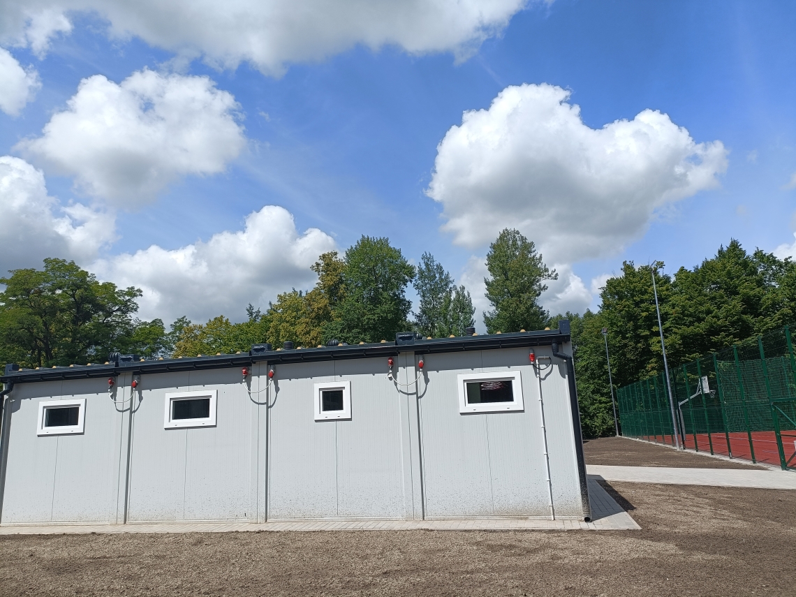 zabudowa kontenerowa, zaplecze sanitarno-szatniowe przy boisku przy szkole nr 3