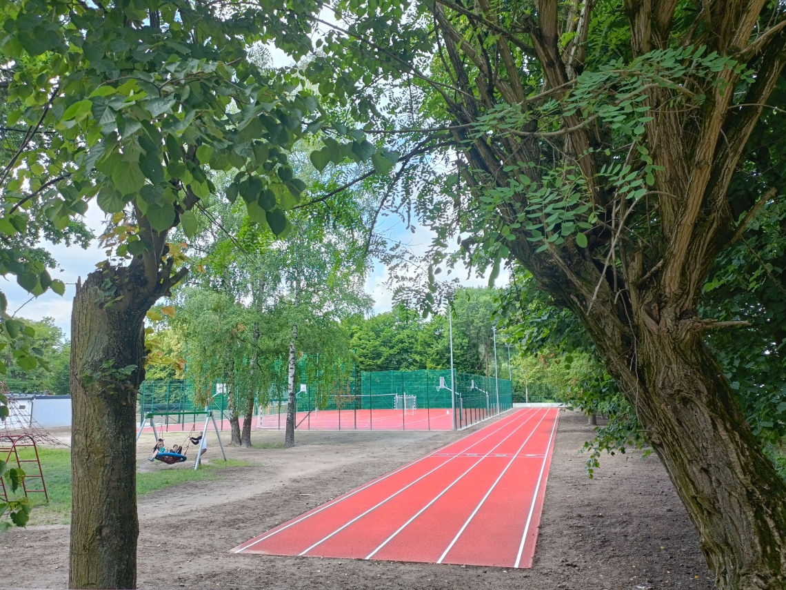 boisko i bieżnia przy szkole nr 3