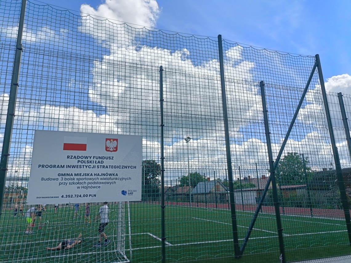 boisko przy szkole nr 2 i tablica informacyjna projektu