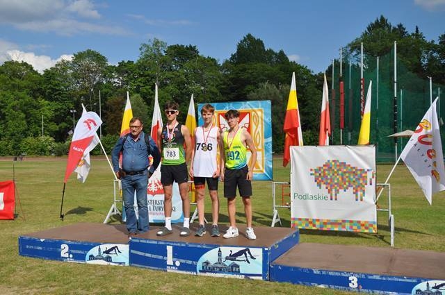 na podium