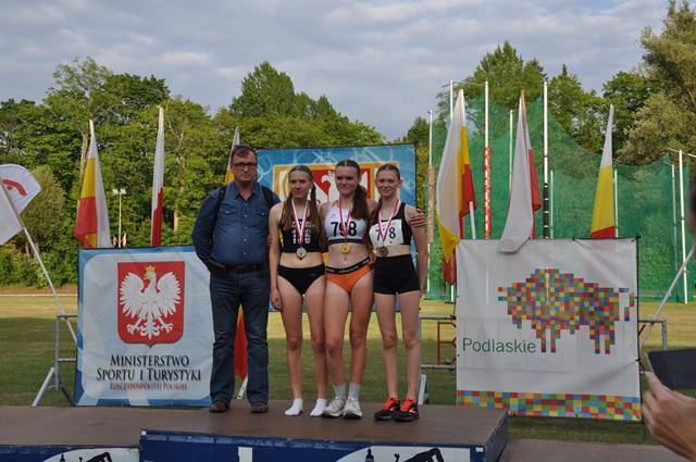 na podium