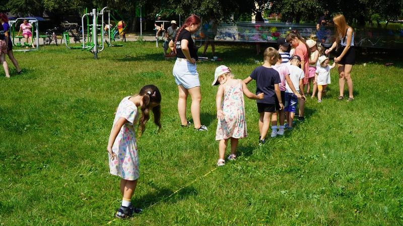 dzieci biorące udział w zabawach na osiedlu Mazury.