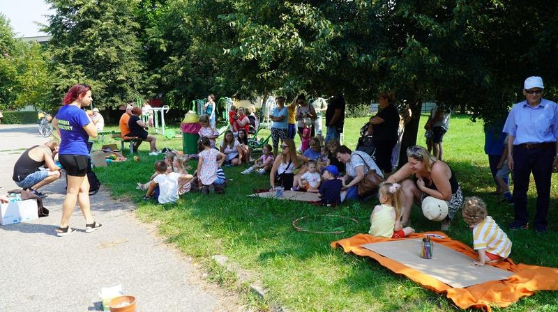 dzieci biorące udział w zabawach na osiedlu Mazury.