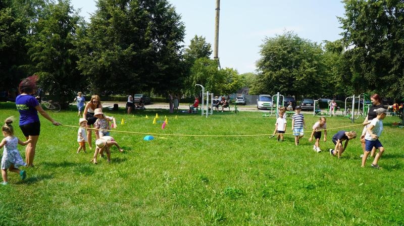 dzieci biorące udział w zabawach na osiedlu Mazury.