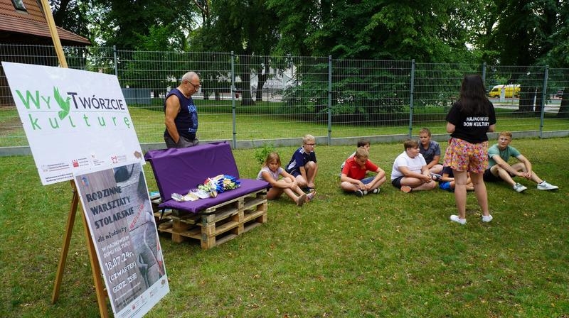 Uczestnicy warsztatów stolarskich.
