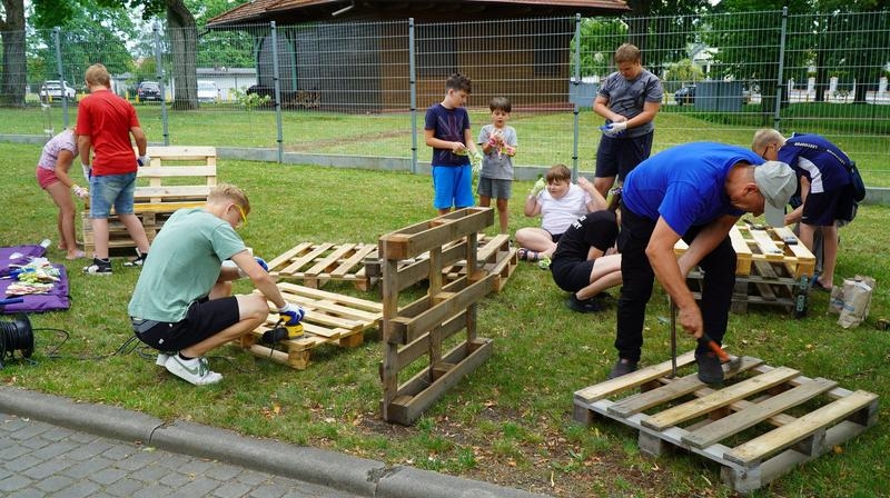 Uczestnicy warsztatów stolarskich.