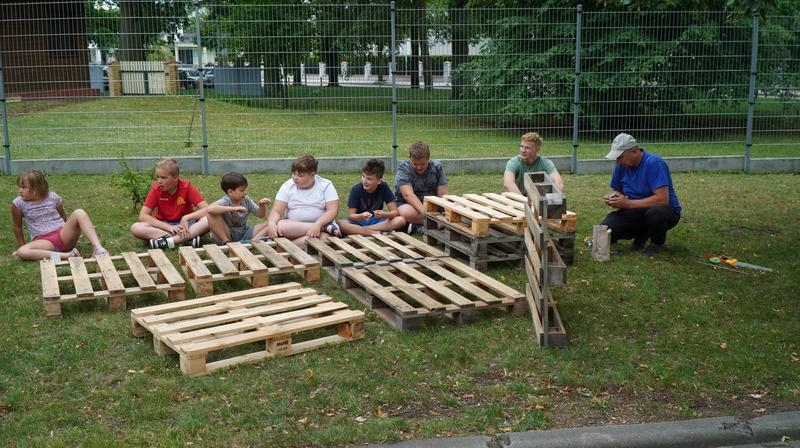 Uczestnicy warsztatów stolarskich.