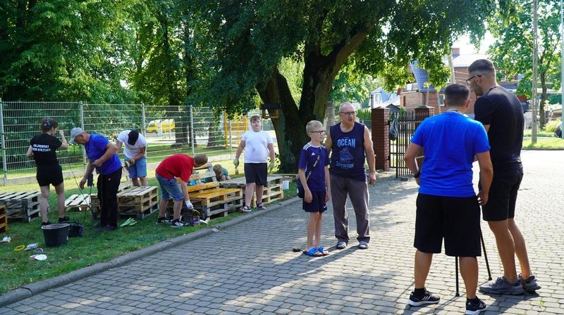 Uczestnicy warsztatów stolarskich.