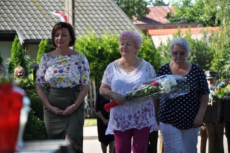 delegacja składająca kwiaty