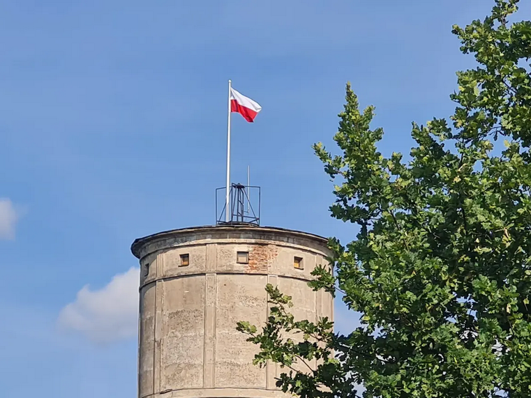 flaga na szczycie wieży