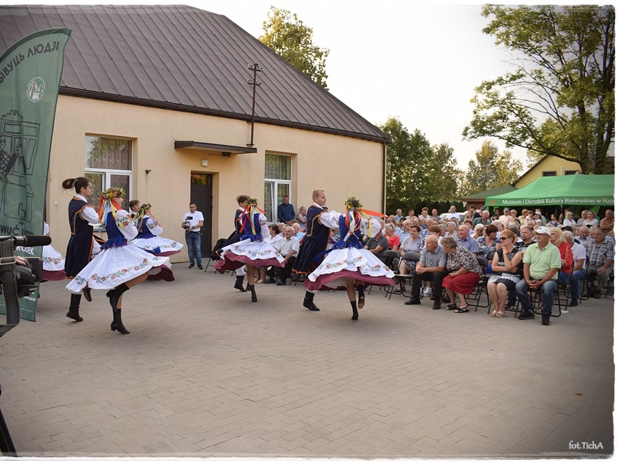 zespół tańczy przed publicznością