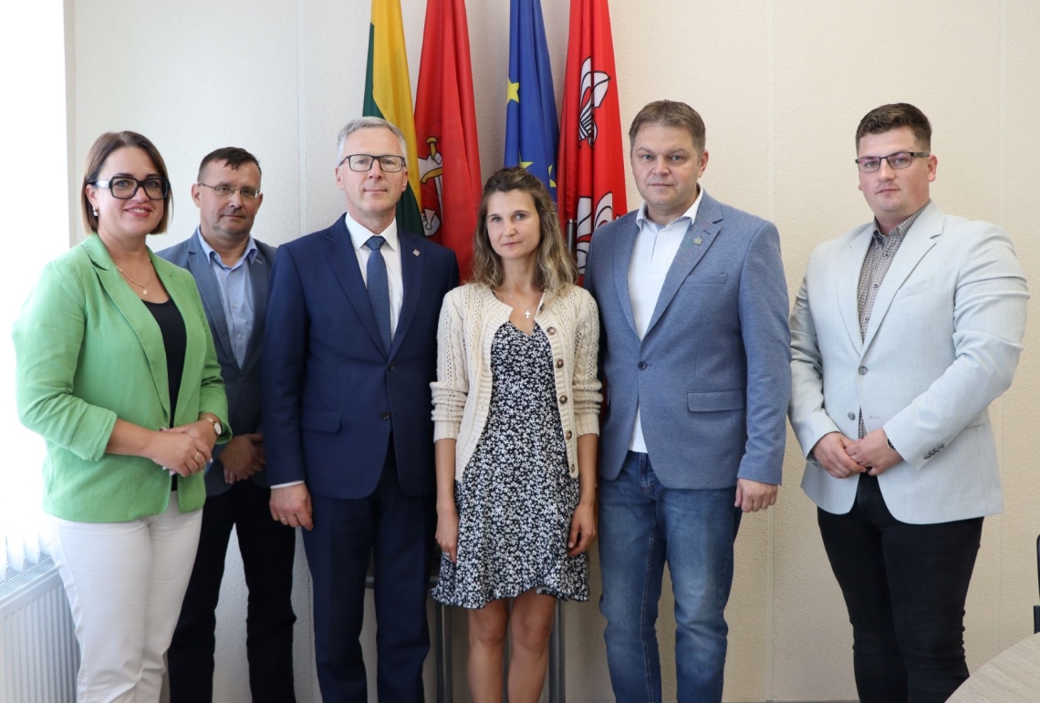 wspólne zdjęcie przedstawicieli delegacji z partnerem z Jurbarkas