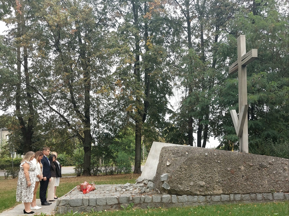 przedstawiciele samorządów przed pomnikiem 