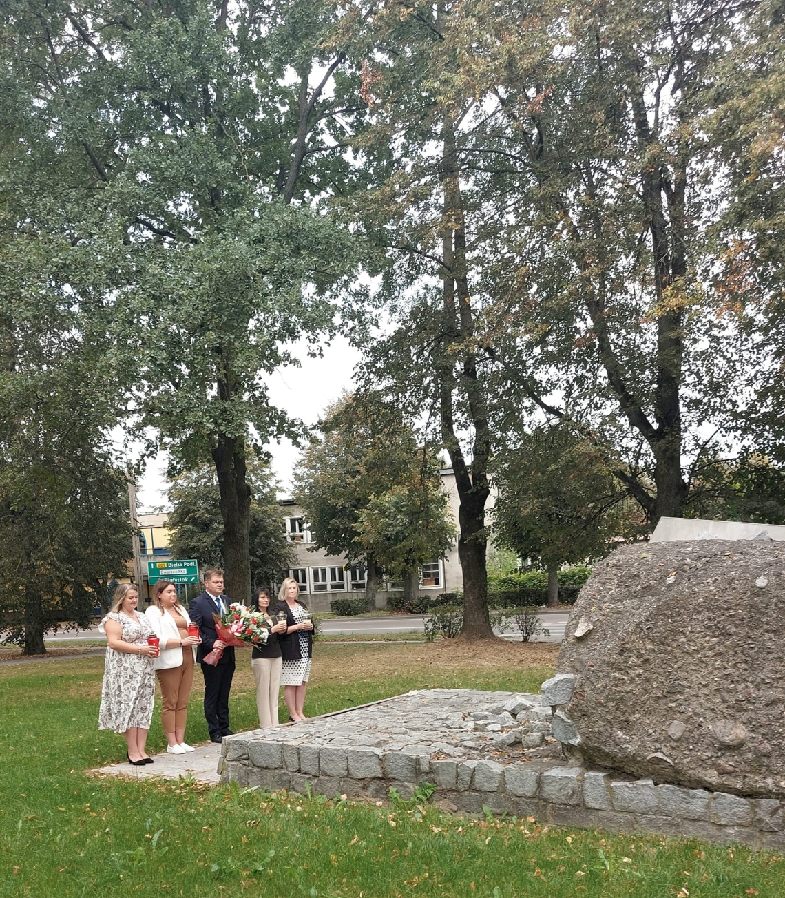 przedstawiciele samorządów przed pomnikiem