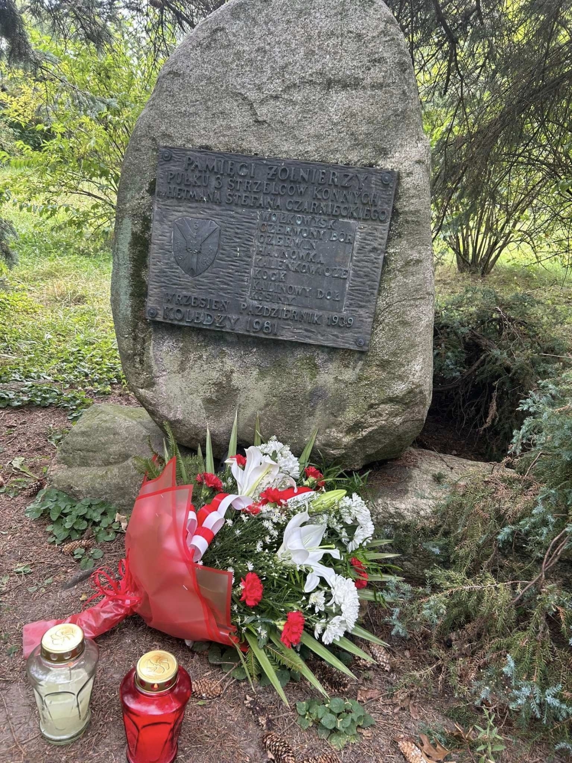 złożone kwiaty, postawione znicze przy pomniku Ofiar Walk i Męczeństwa