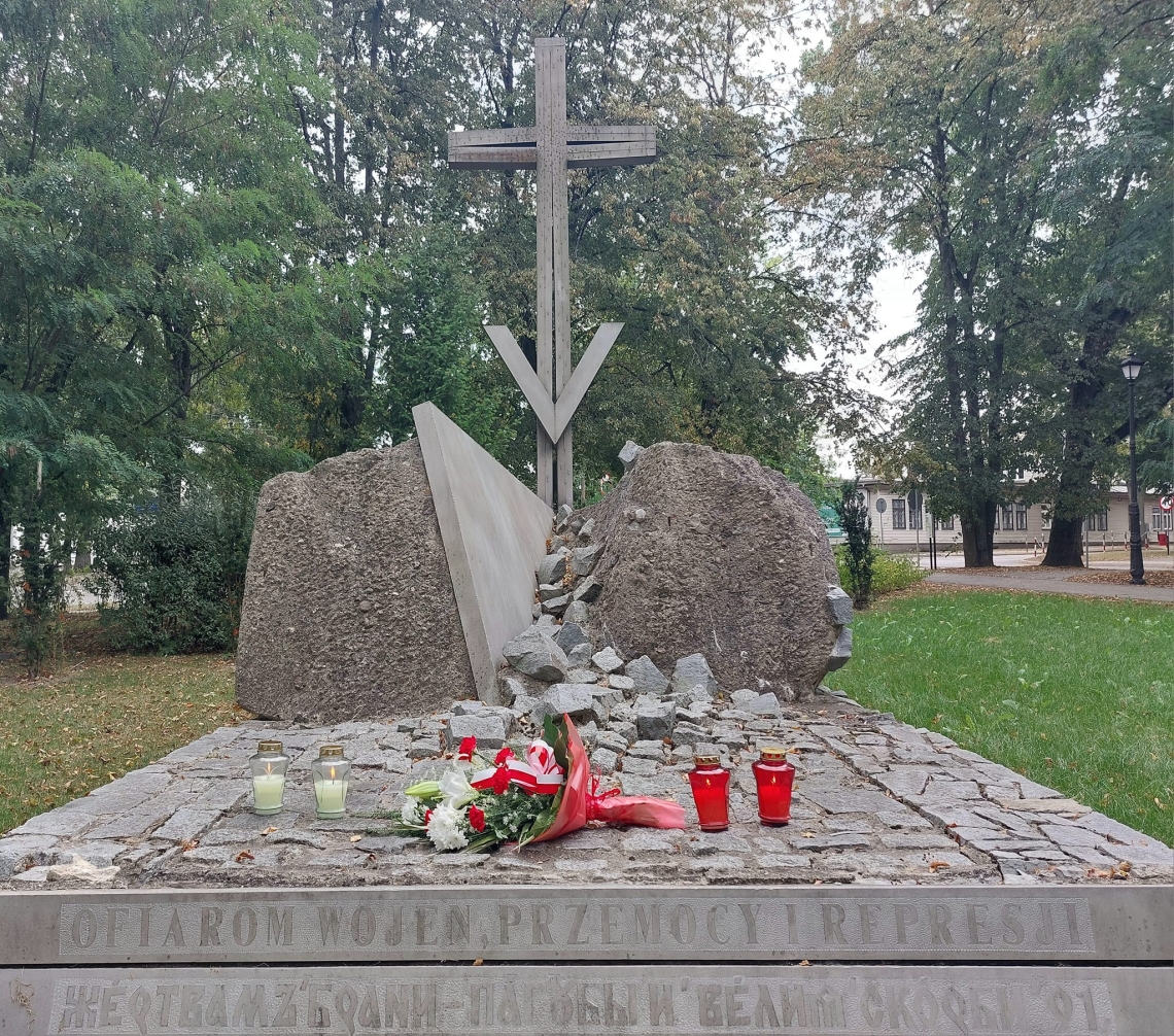 złożone kwiaty, postawione znicze na pomniku Ofiar Walk i Męczeństwa