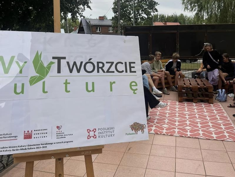 baner projektu, w tle widać siedzącą młodzież